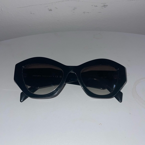 Prada Women's Black Sunglasses PR07YS - Picture 1 of 4